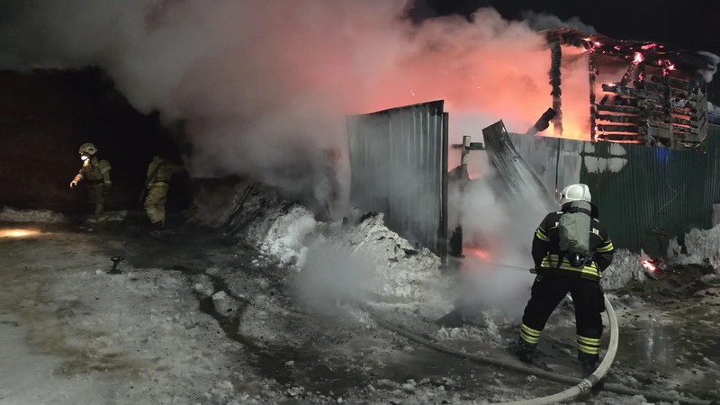 Крупный пожар вспыхнул в дачном кооперативе утром в Ханты-Мансийске