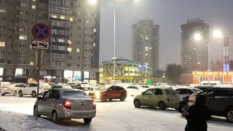 Освещение появилось на парковке у поликлиники №4 в Сургуте