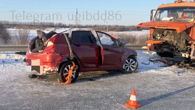 В результате столкновения легковушки и КАМАЗа в Югре погиб подросток