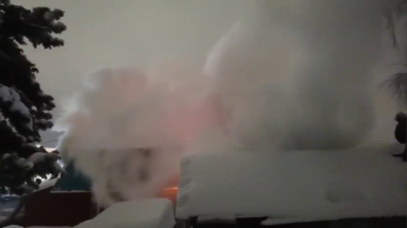 На улице Учебной в Сургуте сгорели два частных дома и гараж