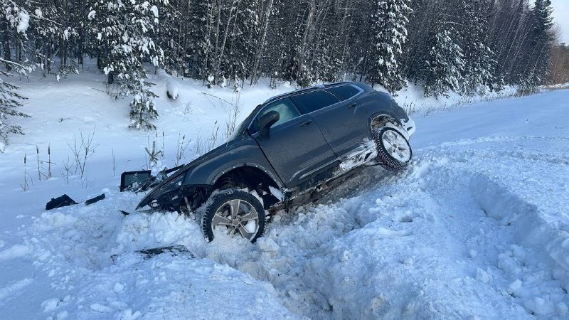 Смертельное ДТП в Тюменской области: две машины разлетелись по кюветам