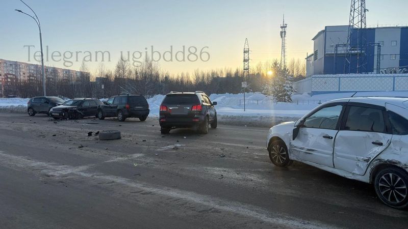 В Югре столкнулись 4 легковушки - пострадали дети