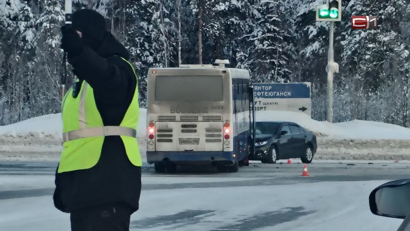 Вахтовый автобус и легковушка столкнулись на дороге в Сургутском районе