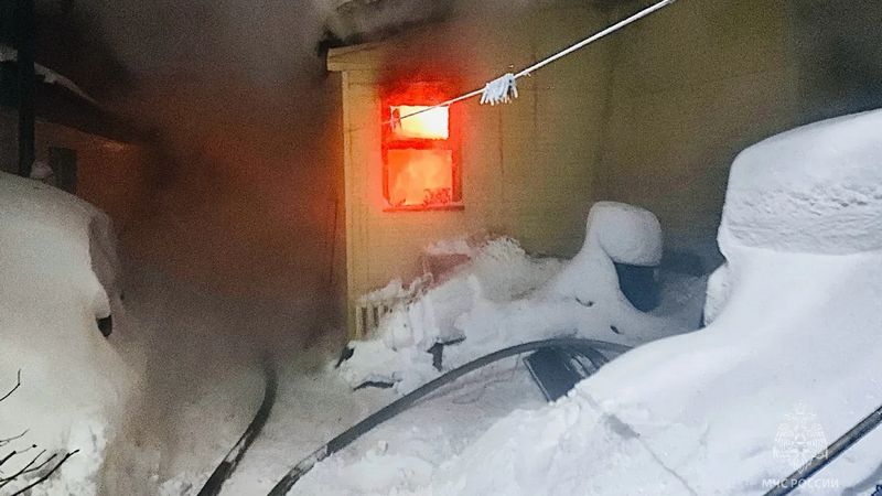 Пятерых человек, включая троих детей, спасли из горящего дома в Югре