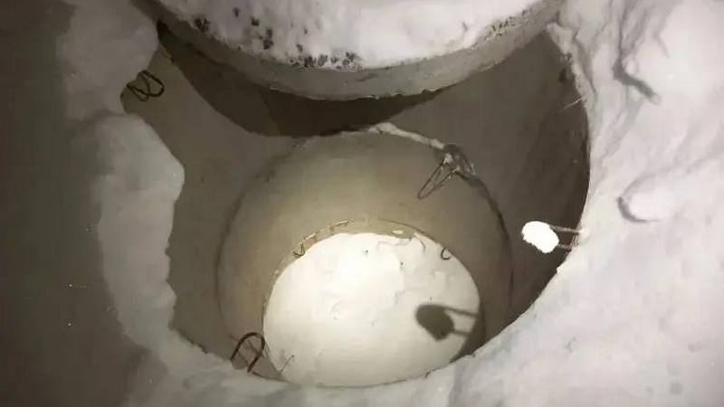 Восьмилетний мальчик упал в открытый колодец в Сургуте