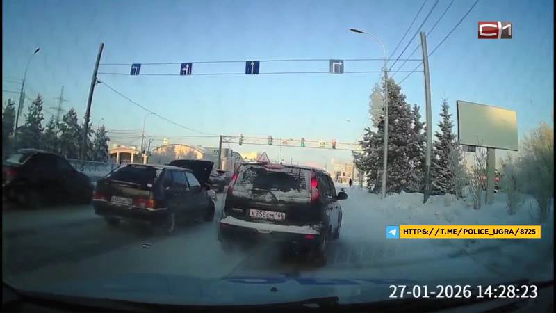 Заглох в мороз: в Сургуте госавтоинспектор помог водителю отбуксировать машину