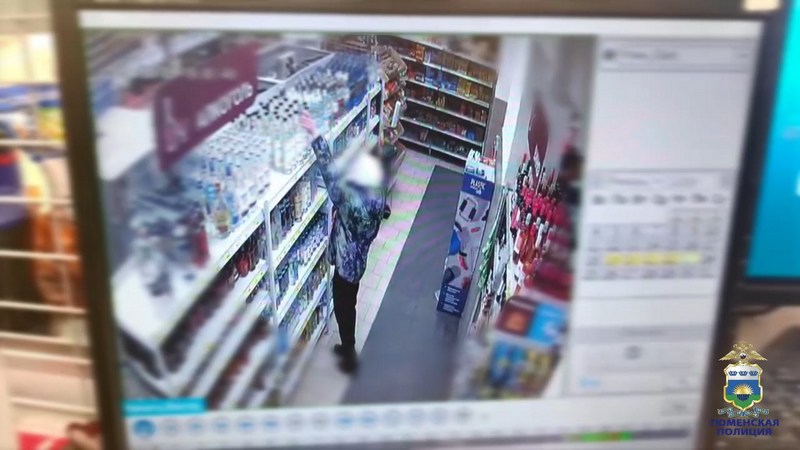 Оттолкнул директора и убежал: в Тюмени полицейские задержали вора продуктов
