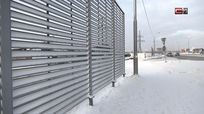 Эстетический вид Югорского тракта в Сургуте улучшили с помощью нового ограждения