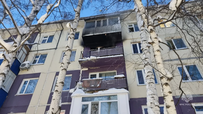 Женщину с ребенком вывели из горящей квартиры в Югре
