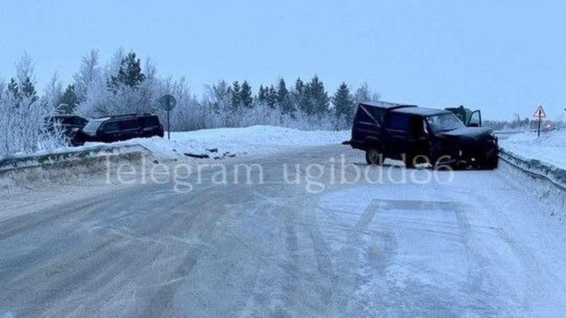 Четыре человека пострадали при столкновении машин на трассе в Сургутском районе