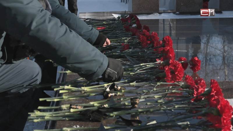 На Мемориале славы в Сургуте возложили цветы в честь Дня защитника Отечества
