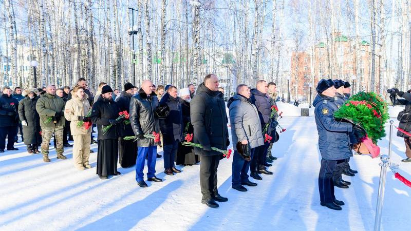Жители Югры возложили цветы к Мемориалу Славы в столице округа
