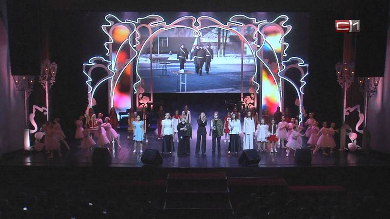 Благодарность, цветы и аплодисменты: как в Сургуте поздравили женщин с 8 Марта