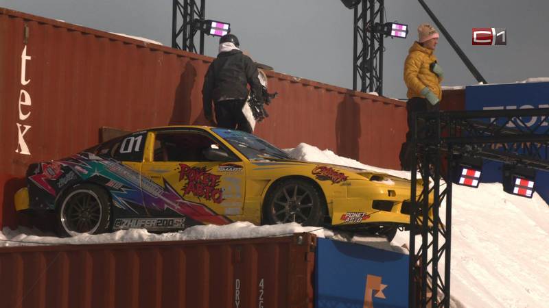 Тюменцы поздравили женщин с 8 Марта ярким спортивным шоу на набережной Туры