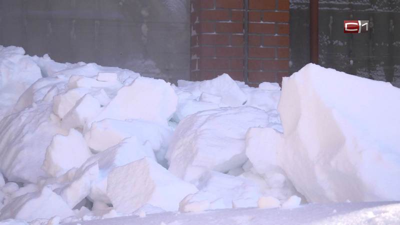 Власти Сургута проводят серьезную работу по уборке крыш от сосулек и снега