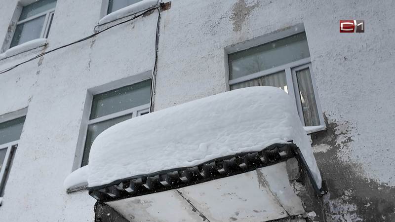 Женщина пострадала при сходе снега с крыши дома в Югре 