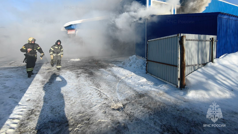 Пожар в складном помещении ликвидировали в Нефтеюганске