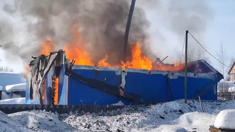 Пожар полностью уничтожил дачный дом в Югре — пострадавших нет