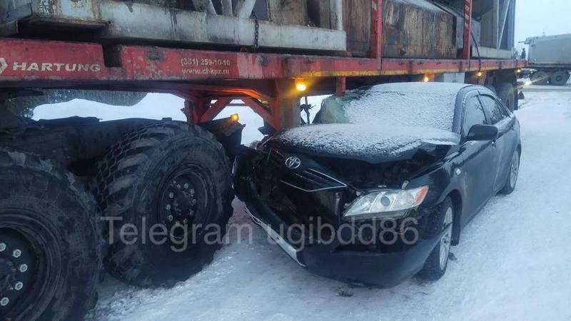 При столкновении грузовика и легковушки в Сургутском районе пострадал водитель