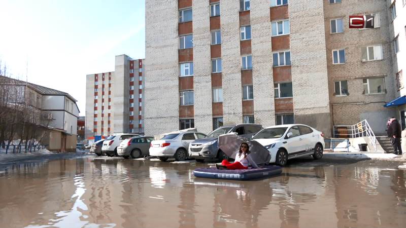 Скользко и мокро: как передвигаться по тротуарам Сургута весной