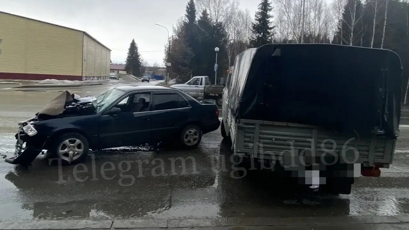 В Югре иномарка врезалась в отечественное авто — есть пострадавший