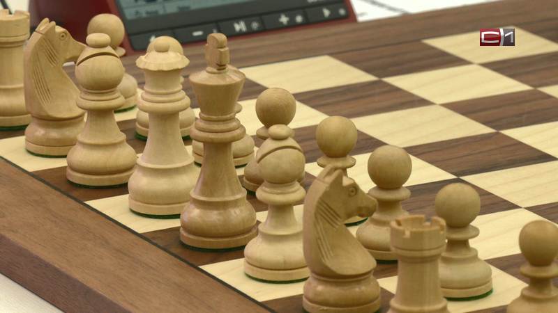 Гроссмейстеры из семи стран сражаются на шахматном турнире в столице Югры