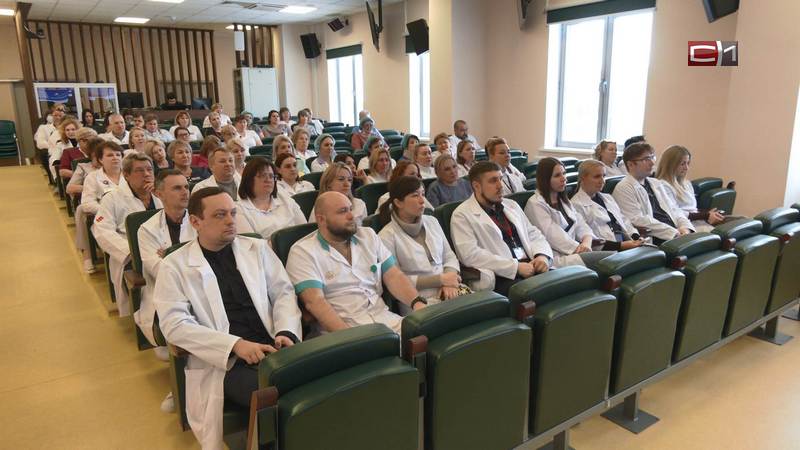 Участники предварительного голосования ЕР встречаются с избирателями Сургута
