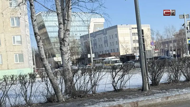 Водовод прорвало возле СОКБ в Сургуте — возможны проблемы с качеством воды