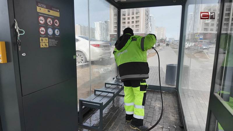 Более 130 автобусных остановок отмыли в Сургуте после зимы
