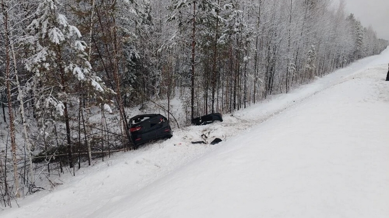 Иномарка улетела в кювет в Югре — пострадали два человека