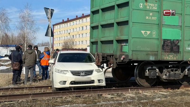 Легковушка столкнулась с поездом на ж/д переезде в Сургуте