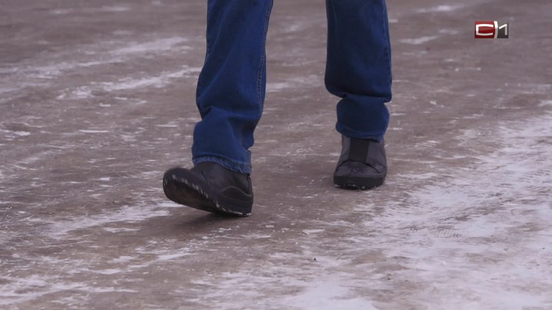 Упал на льду во дворе: житель Югры добился от УК компенсации за травму