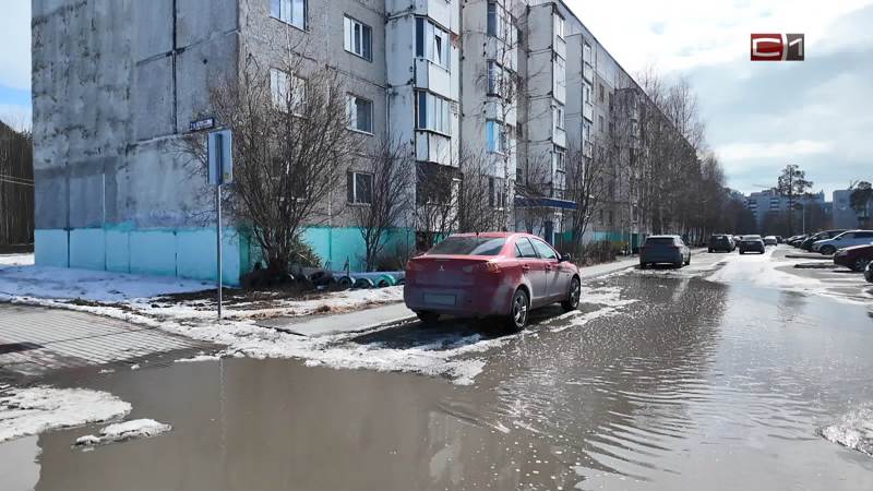Лужи по колено: в Сургуте разбираются с проблемными дворами