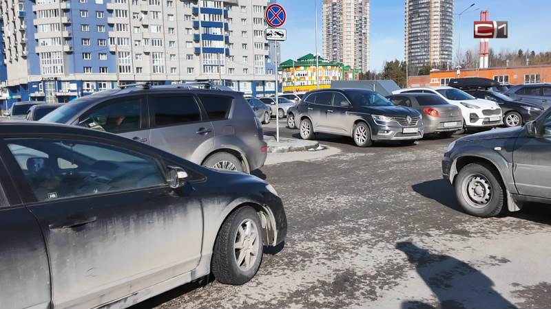 Парковочный хаос: сколько времени уходит на поиск места у больниц Сургута