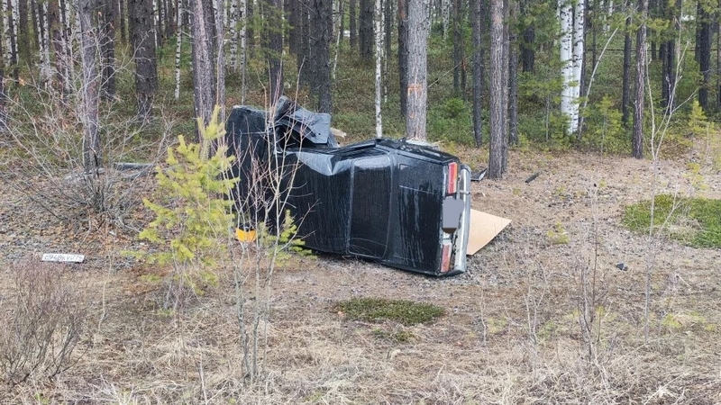 На трассе в Югре машина перевернулась в кювет — водитель погиб