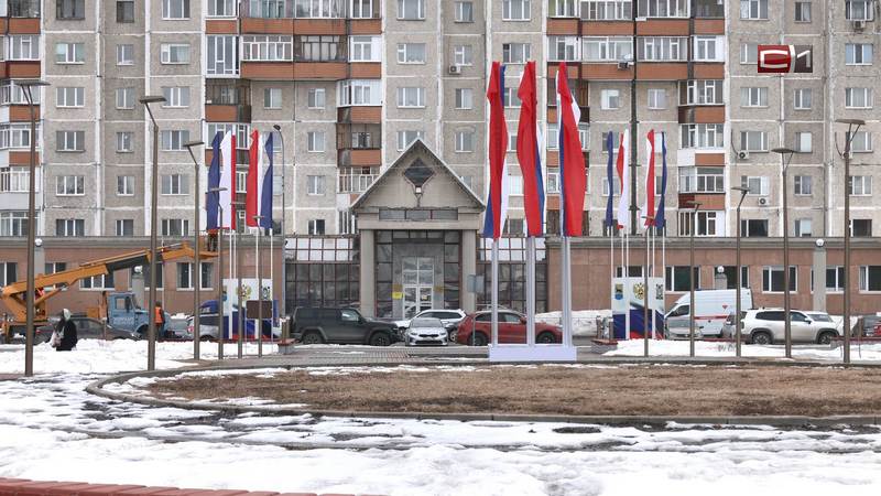 Улицы Сургута начали украшать в преддверии майских праздников