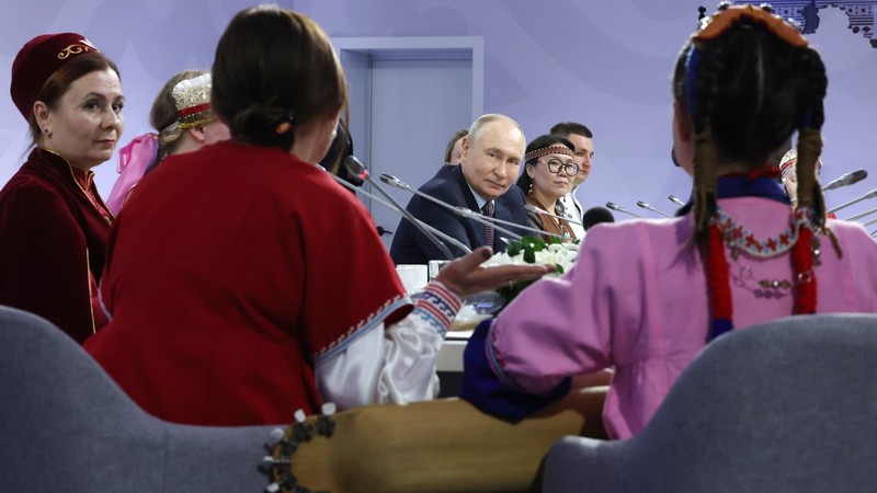 Как звучит «поющее дерево», показала Владимиру Путину школьница из Югры
