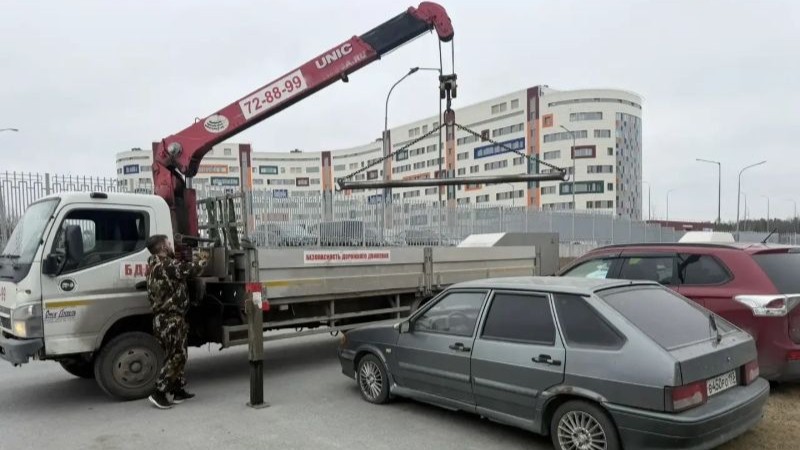 Брошенный транспорт убирают с парковки на Университетской в Сургуте
