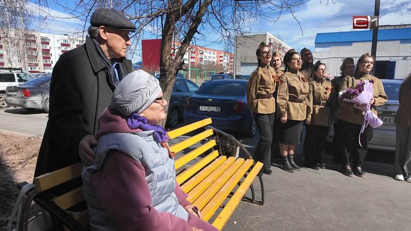 Сургутских ветеранов поздравили с наступающим праздником прямо у подъездов