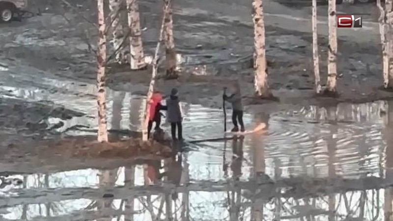 Что-то плот не плывет: как дети развлекаются в лужах Сургута