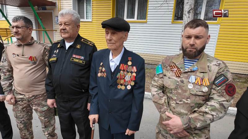 Сургутского ветерана Ивана Тимченко поздравили с наступающим 9 Мая
