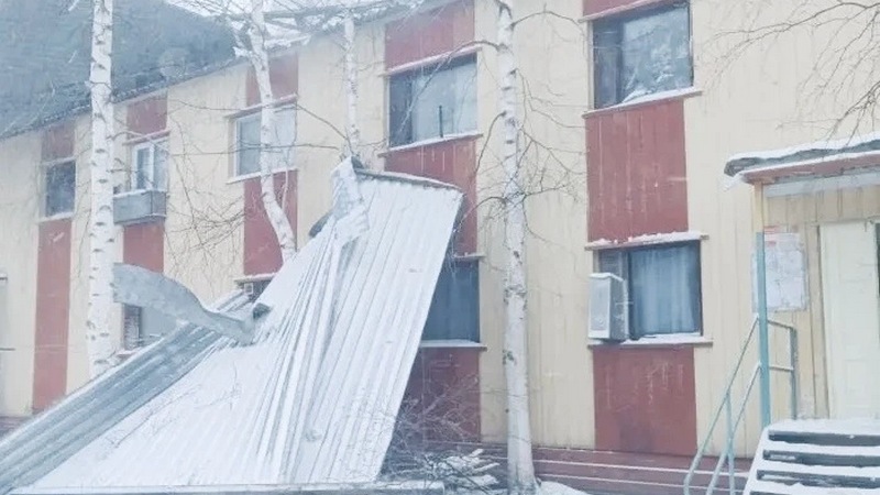 Крышу многоэтажки сорвало ветром в одном из городов Югры