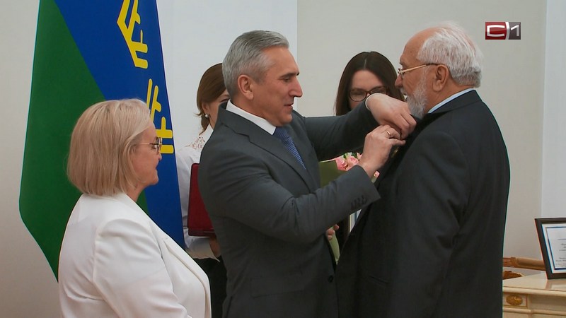 Александр Моор вручил награды многодетным семьям Тюменской области