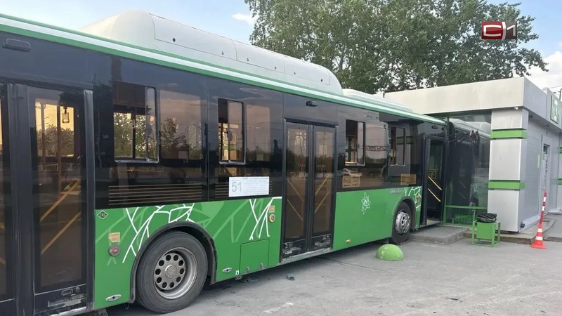 Пыталась остановить: в Тюмени женщина погибла под колесами своего автобуса