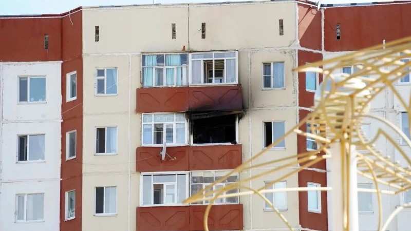 Балкон в многоквартирном доме вспыхнул в Югре