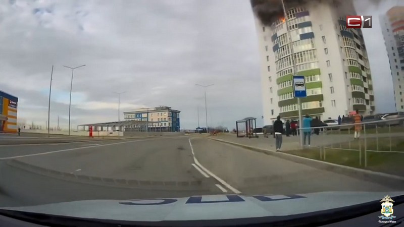 Восемь человек вывели из горящего дома сотрудники ДПС в Югре