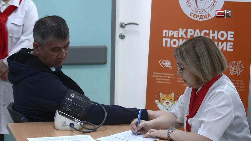 Ежегодная акция «Красное платье» прошла в сургутском кардиоцентре