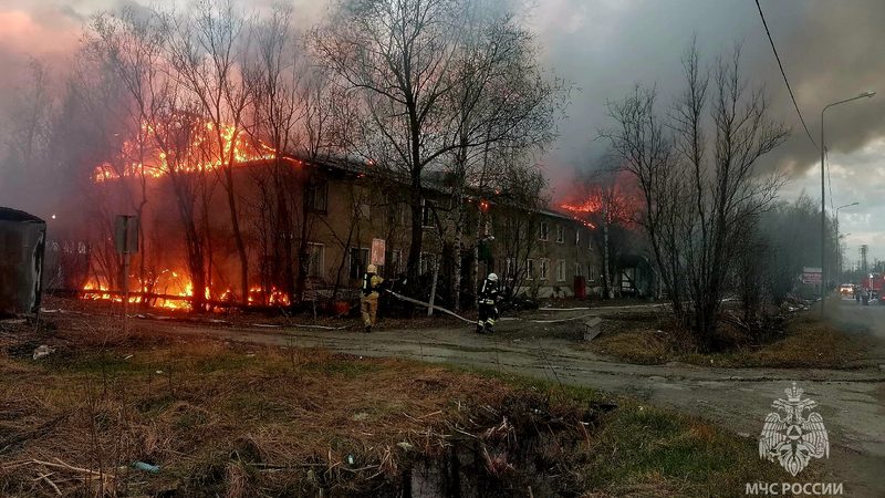 Крупный пожар охватил расселенный дом в Сургутском районе