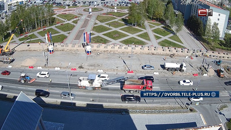 Ремонтировать тротуар начали возле здания администрации в Сургуте