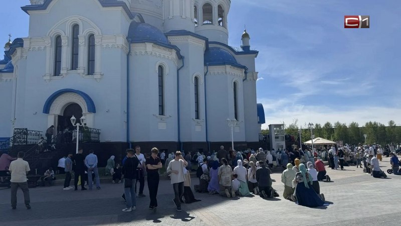 Крестный ход в честь Святой Троицы прошел по улицам Сургута. ФОТО